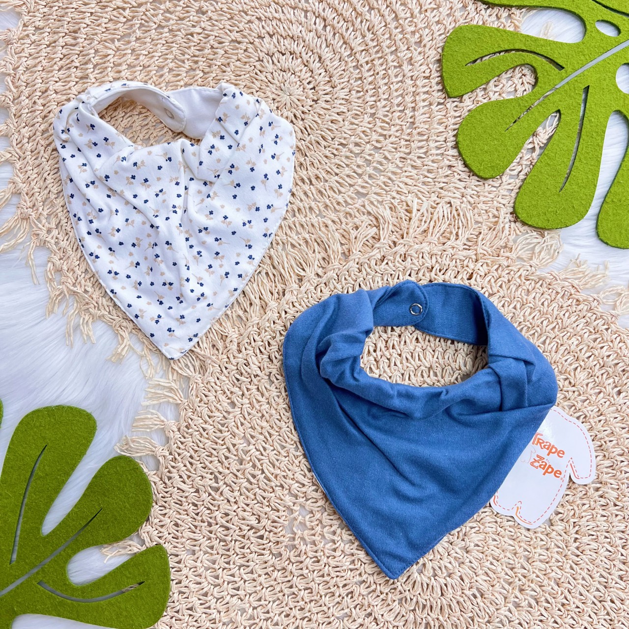  Kit 2 Babadores Bandanas - Florzinhas - Off White e Azul Jeans